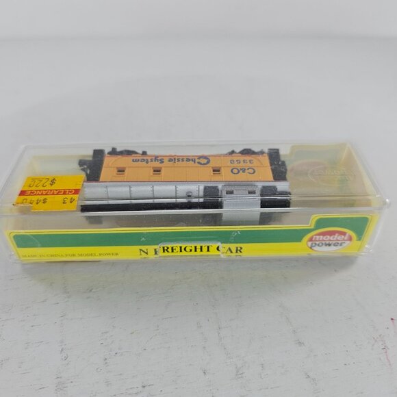 N Scale Model Power 3103 Chessie System Caboose Freight Car - Picture 5 of 8
